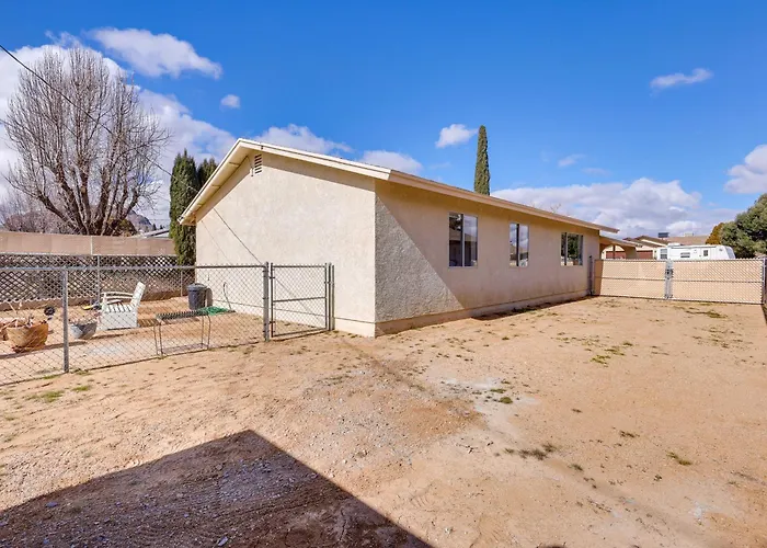 Holiday home Vacation W/ Yard + Fire Pit *