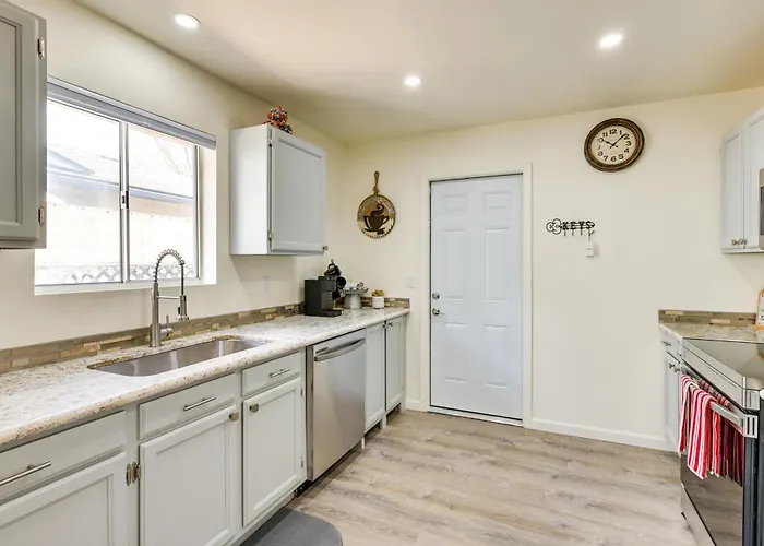 Vacation W/ Yard + Fire Pit Holiday home Kingman