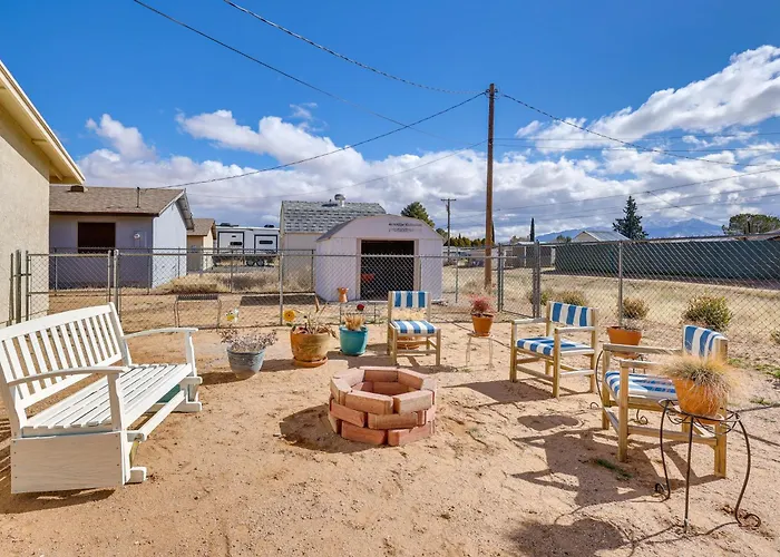 Holiday home Vacation W/ Yard + Fire Pit Kingman